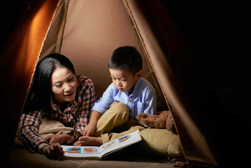 Salah satu manfaat sensory play adalah meningkatkan kemampuan bahasa si Kecil. 