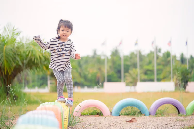  Keseimbangan adalah hal yang perlu dilatih si Kecil lewat sensory play.