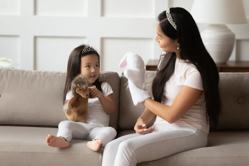 Mengajak si Kecil bercerita bisa mengasah kecerdasan bahasanya. 