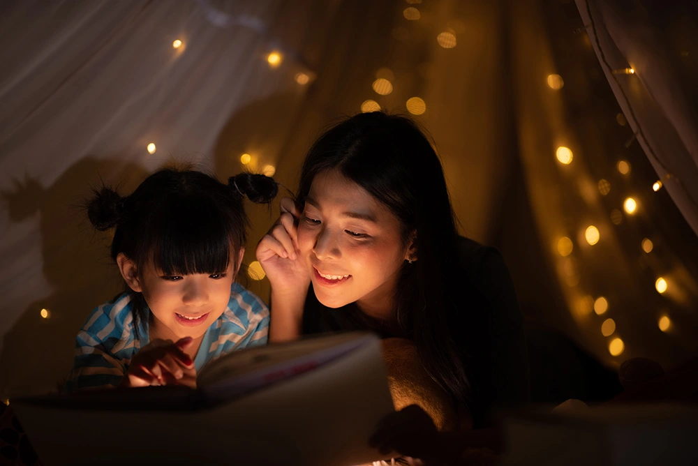 ibu membacakan dongeng untuk anaknya